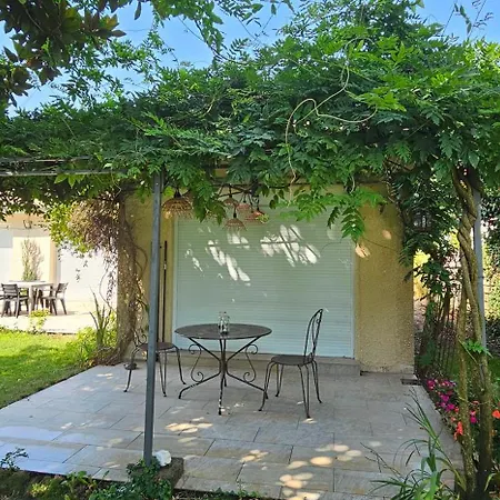 Avec Terrasse Et Tonnelle Апартаменты *