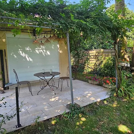 Avec Terrasse Et Tonnelle Апартаменты *