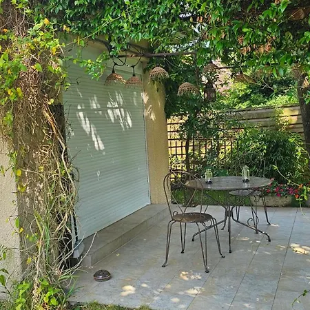 Avec Terrasse Et Tonnelle Апартаменты *
